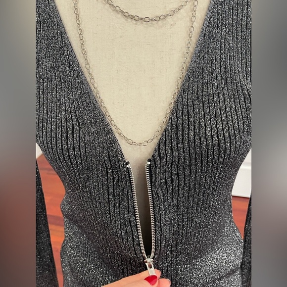 H&M Divided | Size M | Silver Metallic Sparkly Long Sleeve V Neck Top - Picture 10 of 13